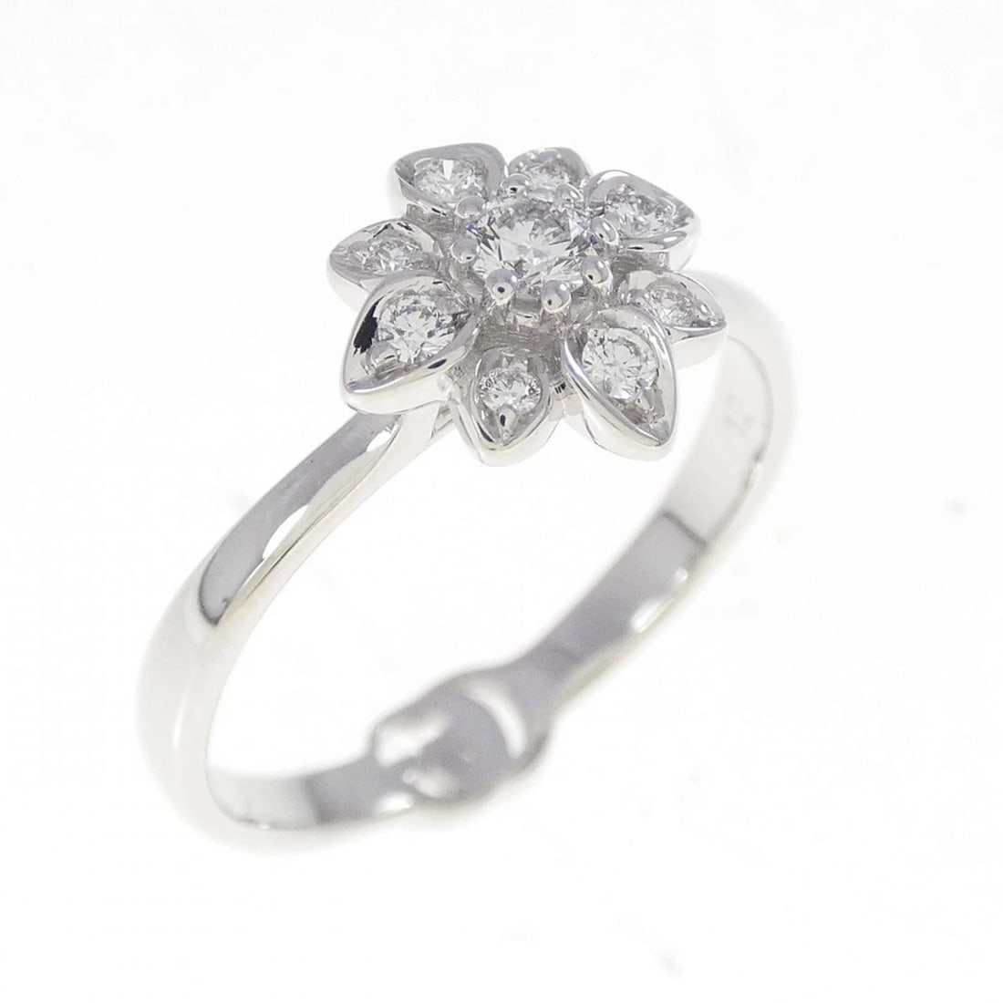 GUCCI FLORA RING: Gucci Flora Ring Brand: GUCCI Type: Ring Material: 750 white gold, Main Stone/Creation Natural Color: White Gold Size: US 6 1/4(12) Accessories: None Accessories Notice: When purchasing pr
