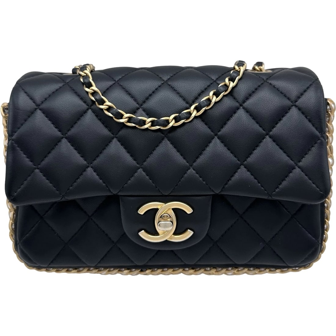 CHANEL SMALL FLAP BAG SHOULDER BAG: CHANEL small flap bag Shoulder Bag Brand: CHANEL Type: Shoulder Bag Material: lambskin Color: Black Gold Hardware Size: W20cm x H13cmx D6cmW7.9 x H5.1x D2.4inch Accessories: None Accessori