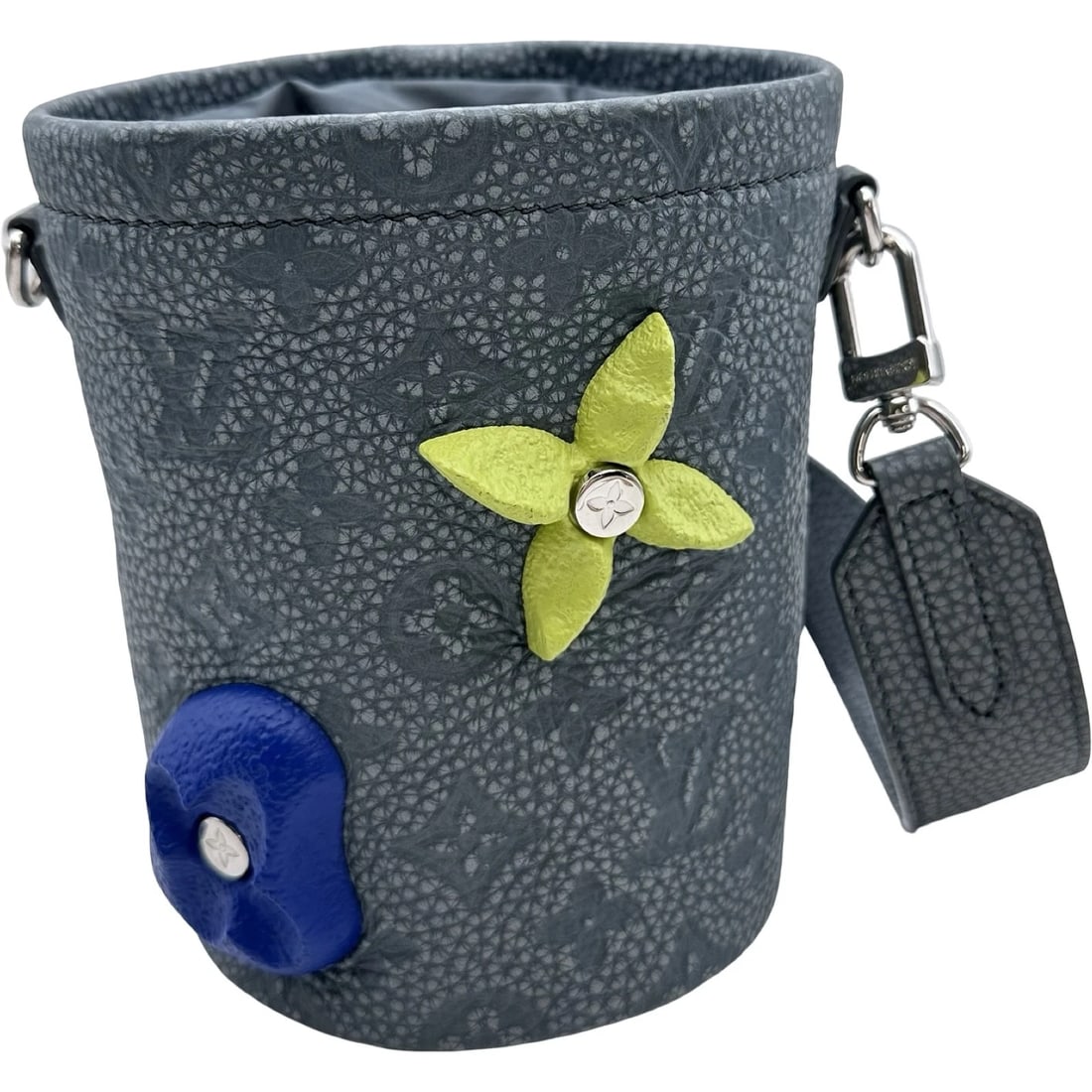LOUIS VUITTON CHALK POUCH SHOULDER BAG: LOUIS VUITTON Chalk Pouch Shoulder Bag Brand: LOUIS VUITTON Type: Shoulder Bag Material: Taurillon Clemence Climbing Color: granite gray Size: W12cm x H16.5cmx D11.5cmW4.7 x H6.5x D4.5inch Accesso