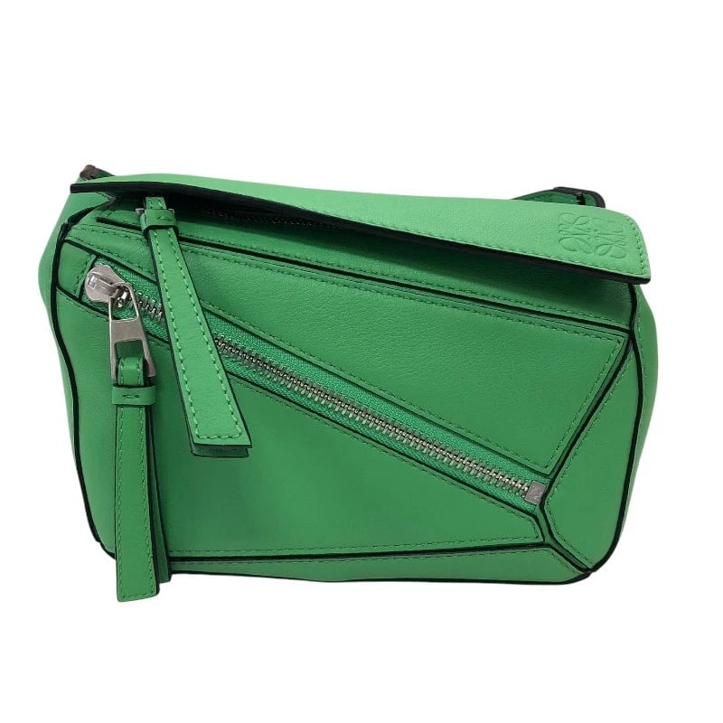 LOEWE PUZZLE BUMBAG MINI BODY BAG BODY BAG: LOEWE Puzzle Bumbag Mini Body Bag body bag Brand: LOEWE Type: body bag Material: Calfskin Color: green Size: W18cm x H13cmx D7cm W7.1 x H5.1x D2.8inch Accessories: None Accessories Notice:
