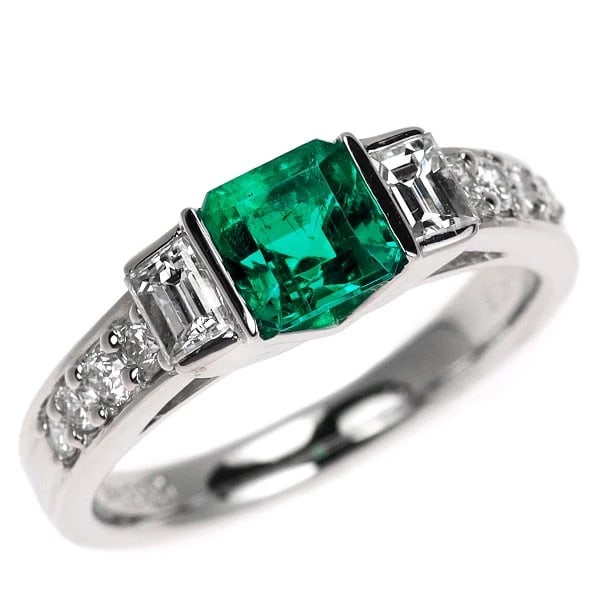 PT900 EMERALD DIAMOND RING: Pt900 emerald diamond ring Brand: None Type: rings Material: Pt900, Main Stone/Creation emeraldSide Stonediamonds Color: Silver Size: 5.5 - 5.75US Accessories: None Accessories Notice: Whe