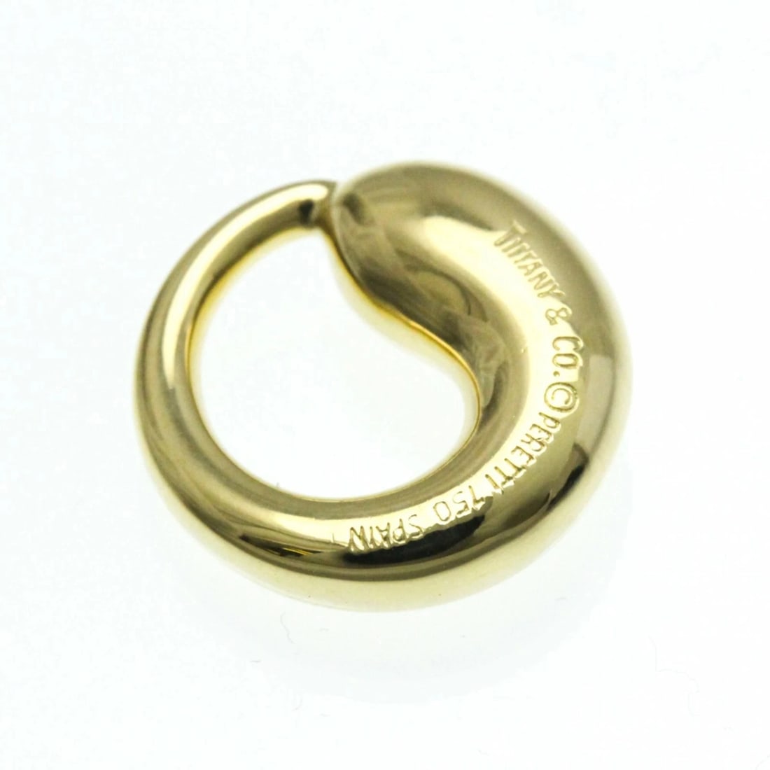 TIFFANY & CO. ETERNAL CIRCLE PENDANT 18K YELLOW GOLD: Tiffany & Co. Eternal Circle Pendant 18K Yellow Gold Brand: Tiffany & Co. Type: Necklace Material: 750 Yellow Gold, Color: Yellow Gold Size: 0.62" x 0.62" (16mm x 16mm) Accessories: None A