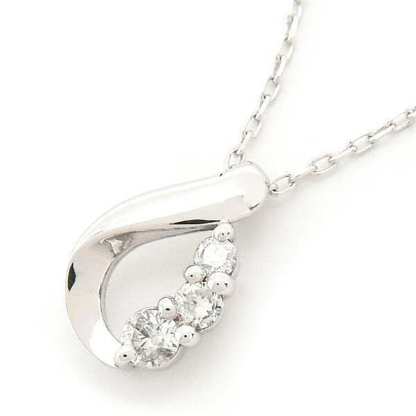 K18 WHITE GOLD DROP DIAMOND NECKLACE: K18 White Gold Drop Diamond Necklace Brand: 4°C Type: Necklace Material: 18k White Gold, Main Stone/Creation Natural Color: White Gold Size: Approx. 15.7 inches (40 cm) Pendant Size: Approx. W0.25"