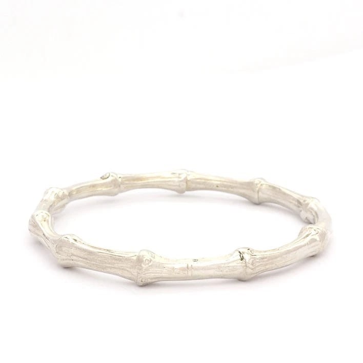 TIFFANY & CO. 925 SILVER BANGLE BRACELET: Tiffany & Co. 925 Silver Bangle Bracelet Brand: Tiffany & Co. Type: Bracelet Material: Sterling Silver 925, Color: Silver Size: Size: Inner Circumference Approx. 7.7 inches Width: Approx. 0.29 inches 