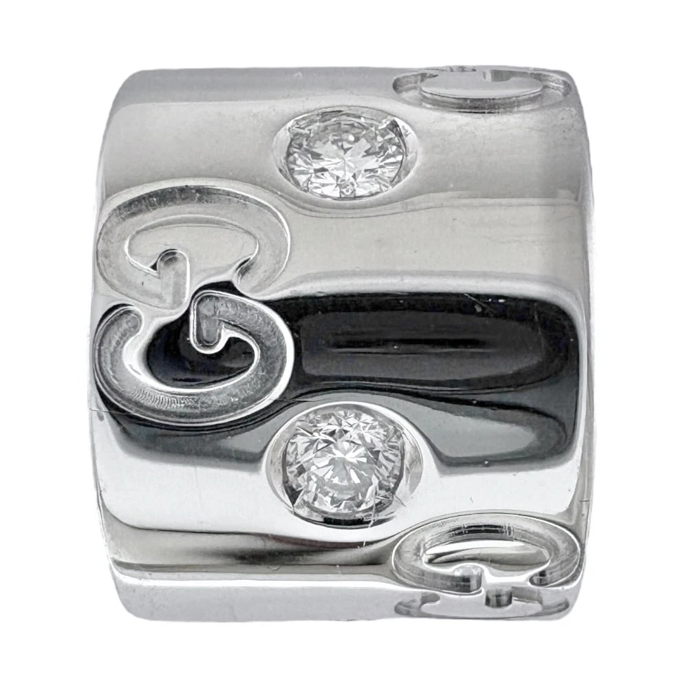 GUCCI PENDANT TOP K18 WHITE GOLD DIAMOND ICON: GUCCI Pendant top K18 white gold diamond icon Brand: GUCCI Type: Pendant top Material: K18 white gold, Main Stone/Creation Natural Color: Silver Size: (CM) Top:W8.5mm x H11.0mm Clasp:W8.0mm x H8.0mm