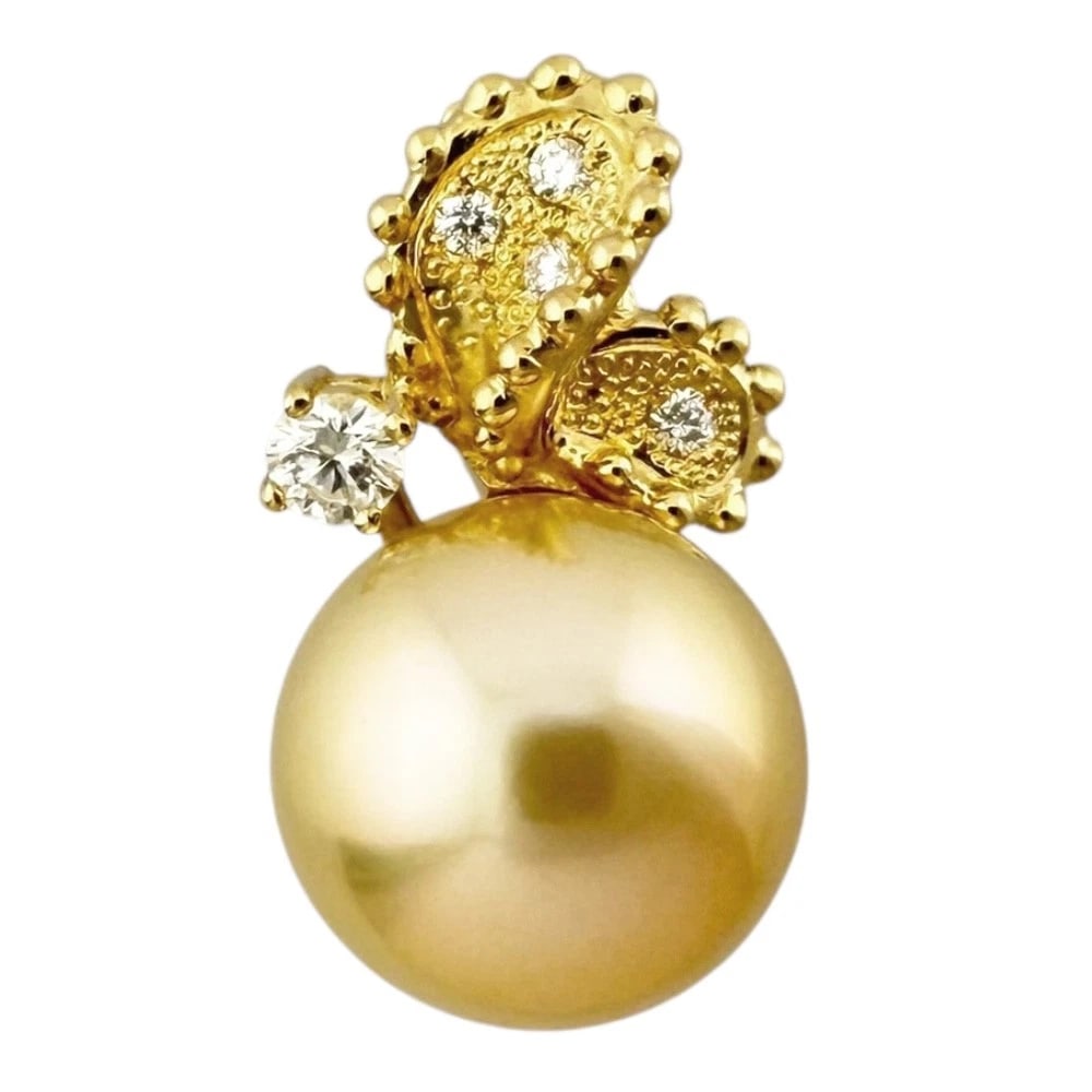 TASAKI PENDANT TOP K18 YELLOW GOLD PEARL DIAMOND: TASAKI Pendant top K18 yellow gold Pearl diamond Brand: TASAKI Type: Pendant top Material: K18 yellow gold, Main Stone/Creation Pearl/diamond Color: gold Size: (CM) Top:W10.0mm x H18.0mm Clasp:W2.0mm 