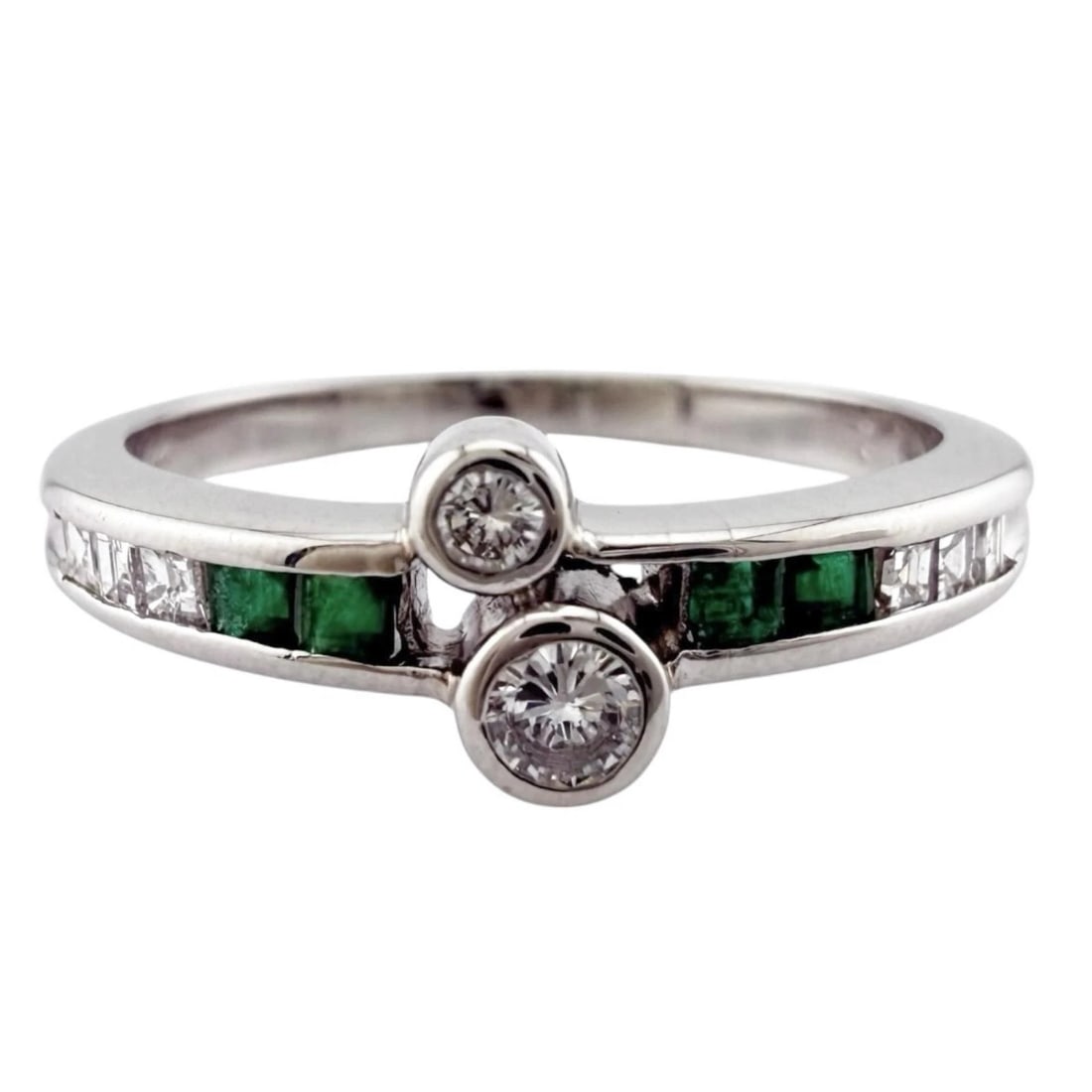 RING PT900PLATINUM EMERALD DIAMOND: Ring Pt900Platinum Emerald diamond Brand: Type: Ring Material: Pt900Platinum, Main Stone/Creation Emerald/diamond Color: Silver Size: US 6 3/4 Accessories: None Accessories Notice: When pu