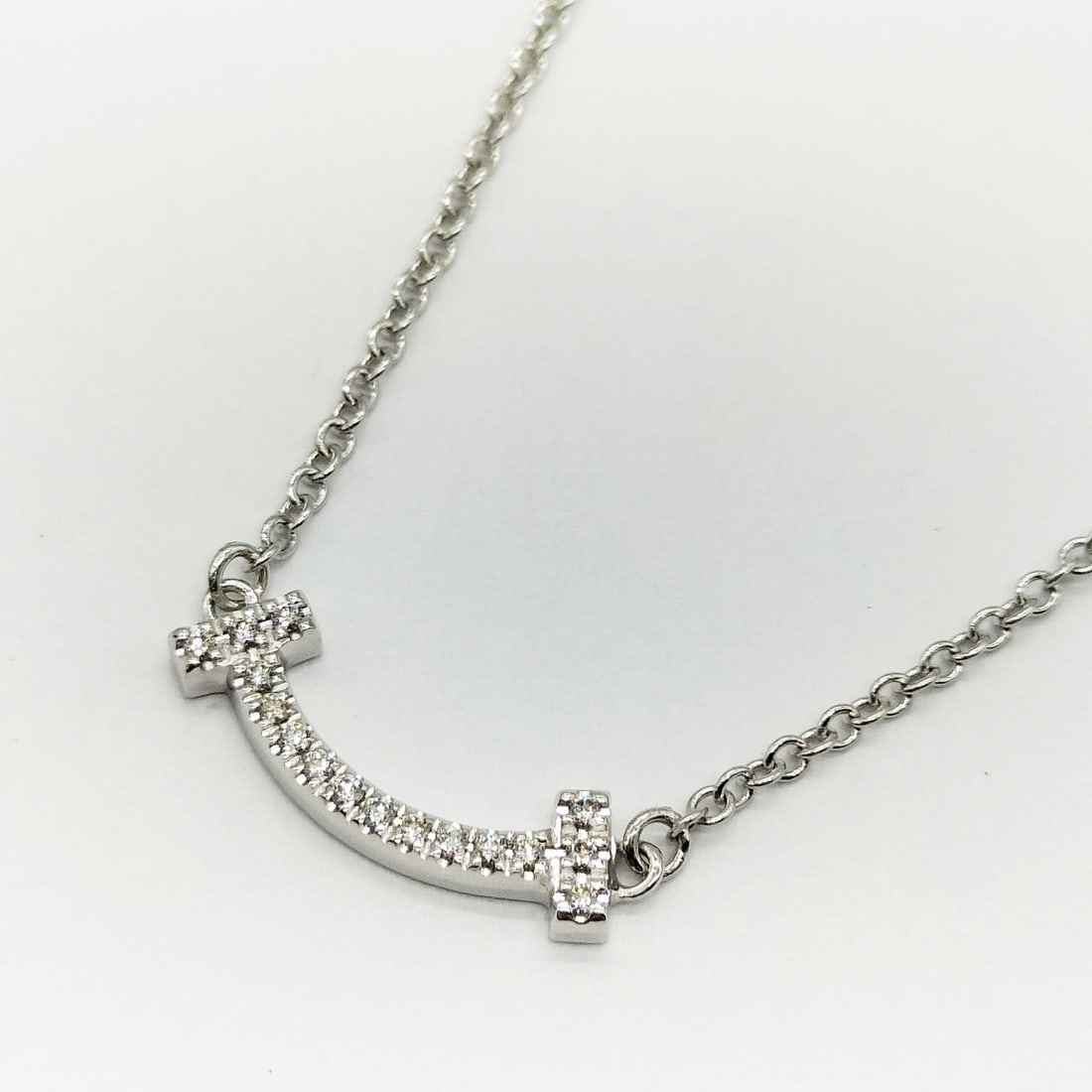 TIFFANY AND CO. NECKLACE T SMILE MINI NATURAL DIAMOND GOLD: Tiffany and Co. Necklace T smile mini Natural Diamond Gold Brand: Tiffany and Co. Type: Necklace Material: Gold, Color: White gold Size: Chain Size : 47 cm / 18.5 inch Accessories: None Ac