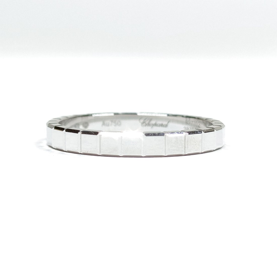 CHOPARD RING ICE CUBE WHITE GOLD: Chopard Ring Ice cube White Gold Brand: Chopard Type: Ring Material: White gold, Color: White gold Size: US 6 5/8 Accessories: None Accessories Notice: When purchasing pre-owned goods, ple
