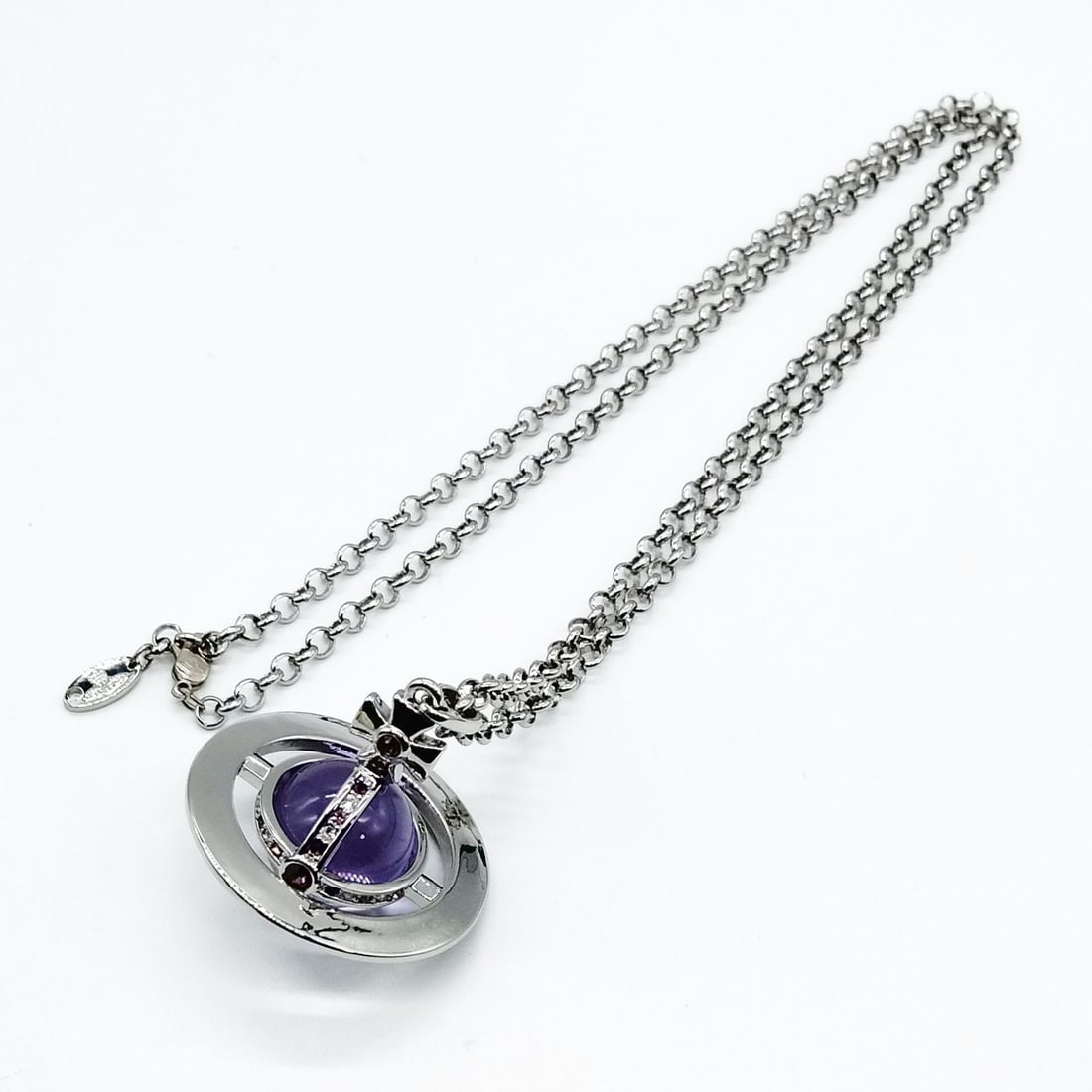VIVIENNE WESTWOOD PENDANT NECKLACE: Vivienne Westwood Pendant Necklace Brand: Vivienne Westwood Type: Pendant Necklace Material: Metal, Color: Silver Size: Full Length : 78 cm (approx) Size : 4.2x4.5 Accessories: None Access