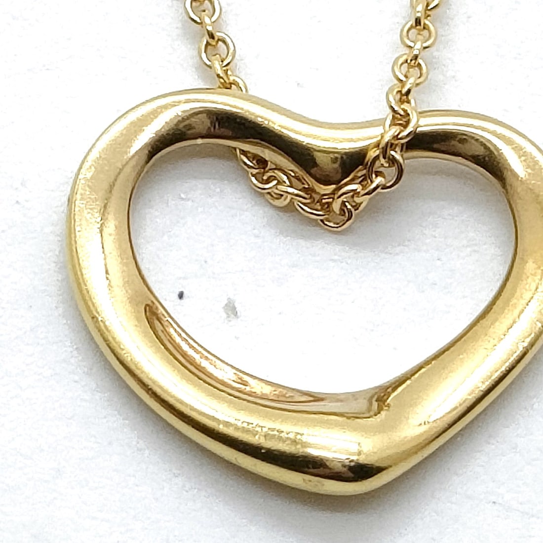 TIFFANY AND CO. NECKLACE OPEN HEART PERETTI GOLD: Tiffany and Co. Necklace Open Heart Peretti Gold Brand: Tiffany and Co. Type: Necklace Material: Gold, Color: Yellow Gold Size: Pendant Size : 1.26X1.42 cm / 0.49X0.55 inch Chain Size : 42 cm / 16.5 i