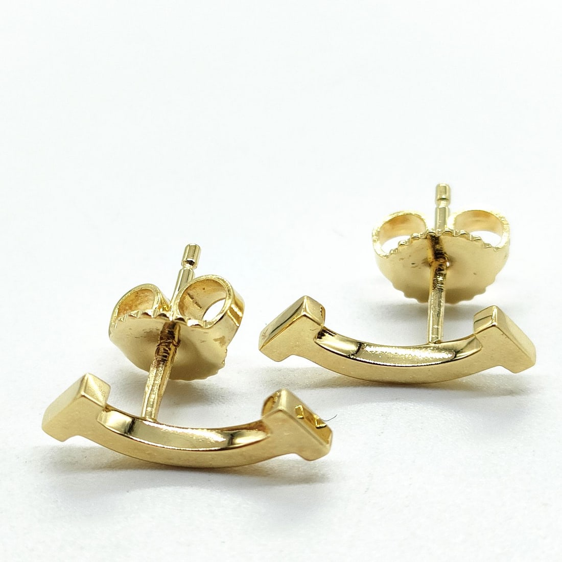 TIFFANY AND CO. PIERCED EARRING TSMILE GOLD: Tiffany and Co. Pierced Earring Tsmile Gold Brand: Tiffany and Co. Type: Pierced Earring Material: Gold, Color: Yellow Gold Size: None Accessories: None Accessories Notice: When purchasing