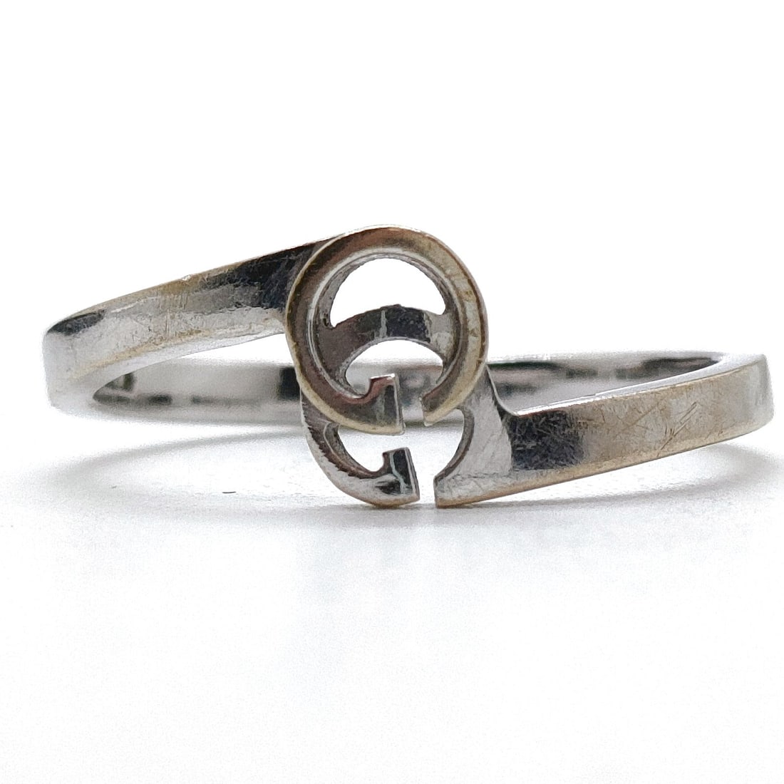 GUCCI RING RUNNING WHITE GOLD WHITE GOLD: Gucci Ring running White Gold White gold Brand: Gucci Type: Ring Material: White gold, Color: White gold Size: US 5 3/4 Accessories: None Accessories Notice: When purchasing pre-owned good