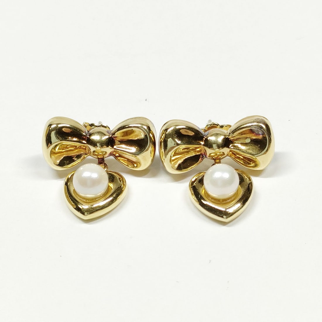 PONTE VECCHIO PIERCED EARRING PEARL GOLD: Ponte Vecchio Pierced Earring Pearl Gold Brand: Ponte Vecchio Type: Pierced Earring Material: Gold, Main Stone/Creation Pearl Color: White gold Size: None Accessories: None Accessories Not
