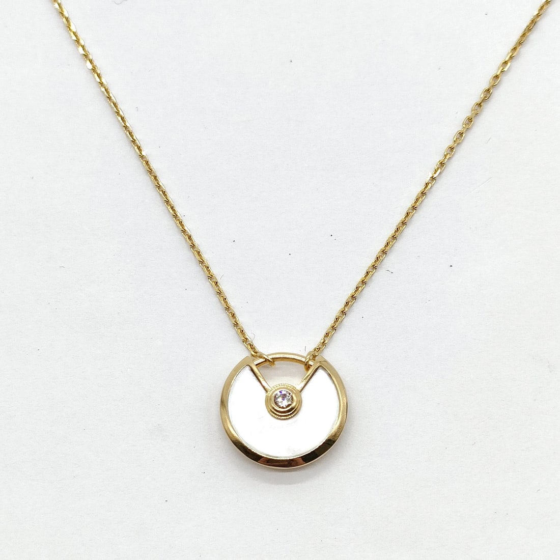 CARTIER NECKLACE AMULET DE GOLD: Cartier Necklace Amulet De Gold Brand: Cartier Type: Necklace Material: Gold, Main Stone/Creation Shell Color: Yellow Gold Size: Pendant Size : 1.1X1.2 cm / 0.43X0.47 inch Chain Size : 40 cm / 15.7 in