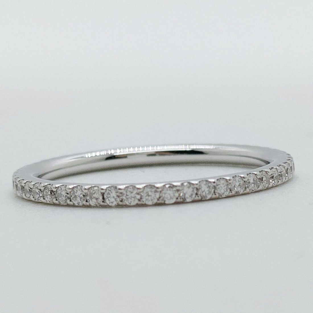 GRAFF RING FULL ETERNITY NATURAL DIAMOND WHITE GOLD: GRAFF Ring Full Eternity Natural Diamond White Gold Brand: GRAFF Type: Ring Material: White gold, Color: White gold Size: US 5 Accessories: None Accessories Notice: When purchasing pre-own