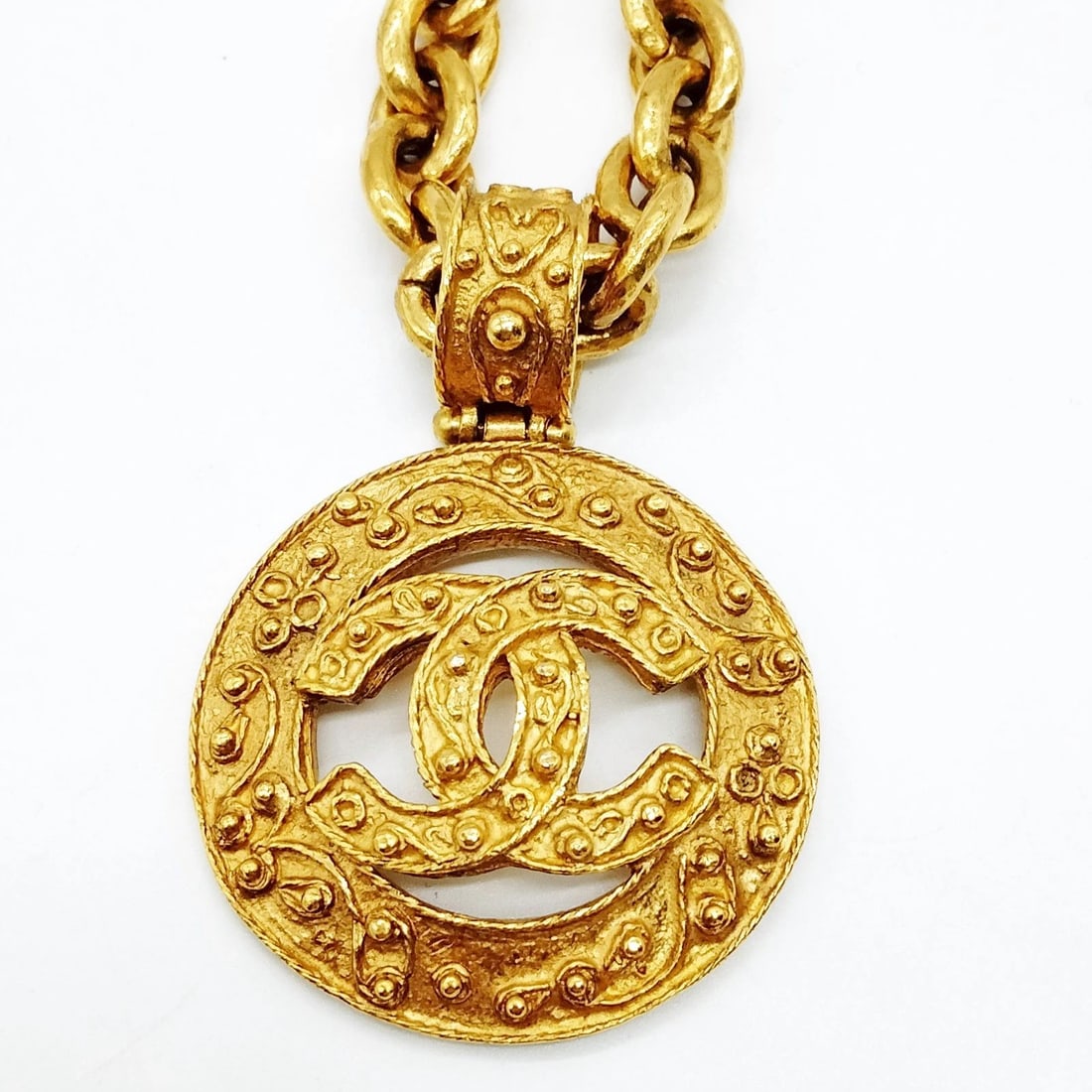 CHANEL NECKLACE GOLD: Chanel Necklace Gold Brand: Chanel Type: Necklace Material: Metal, Color: Gold Size: Size : 39x4.1 Accessories: None Accessories Notice: When purchasing pre-owned goods, please refer to th