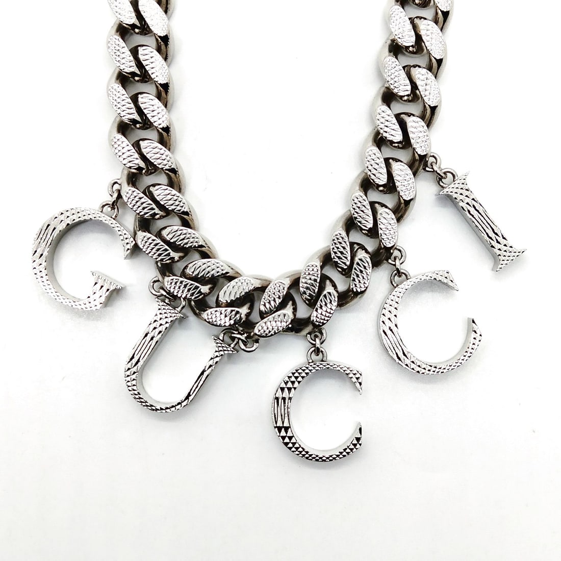 GUCCI NECKLACE SILVER: Gucci Necklace Silver Brand: Gucci Type: Necklace Material: Metal, Color: Silver Size: Full Length : 42 cm (approx) Accessories: None Accessories Notice: When purchasing pre-owned goods, p