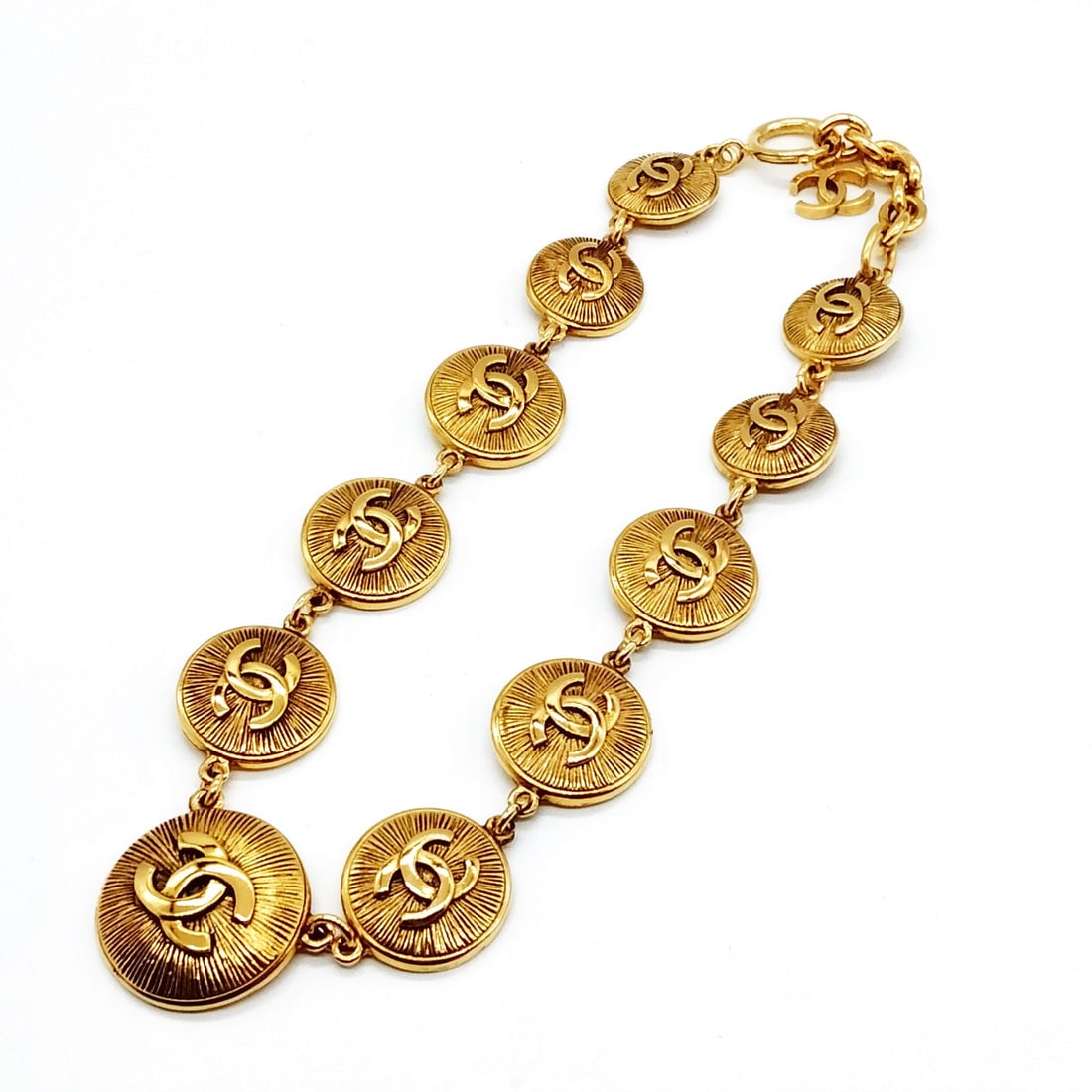 CHANEL NECKLACE GOLD: Chanel Necklace Gold Brand: Chanel Type: Necklace Material: Metal, Color: Gold Size: Full Length : 45 cm (approx) Accessories: None Accessories Notice: When purchasing pre-owned goods, ple