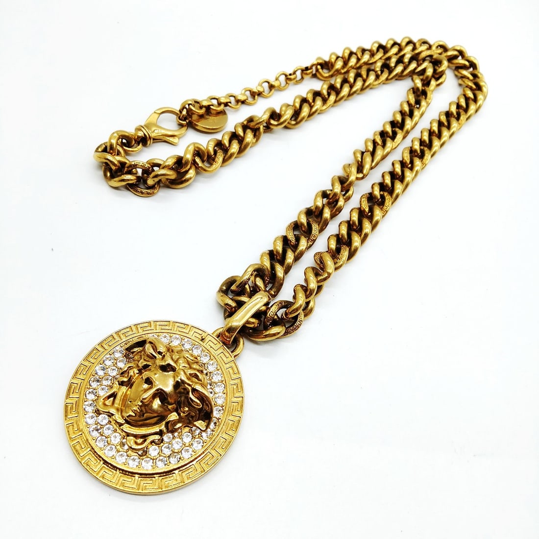 VERSACE PENDANT NECKLACE GOLD: Versace Pendant Necklace Gold Brand: Versace Type: Pendant Necklace Material: Metal, Color: Gold Size: Full Length : 66 cm (approx) Size : 4.5x5 Accessories: None Accessories Notice: When purchasing