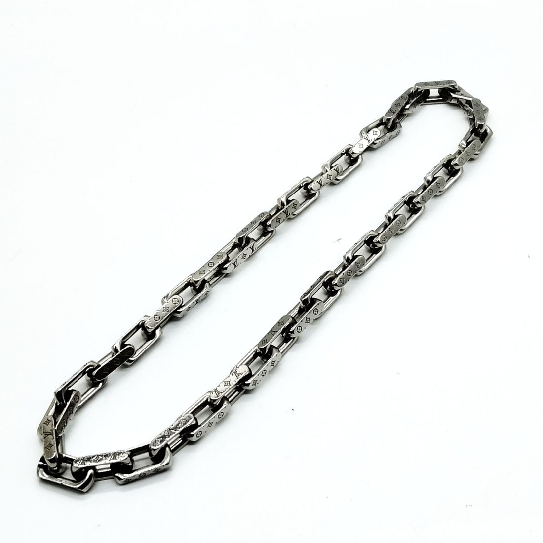 LOUIS VUITTON NECKLACE SILVER: Louis Vuitton Necklace Silver Brand: Louis Vuitton Type: Necklace Material: Metal, Color: Silver Size: Full Length : 52.5 cm (approx) Accessories: None Accessories Notice: When purchasing
