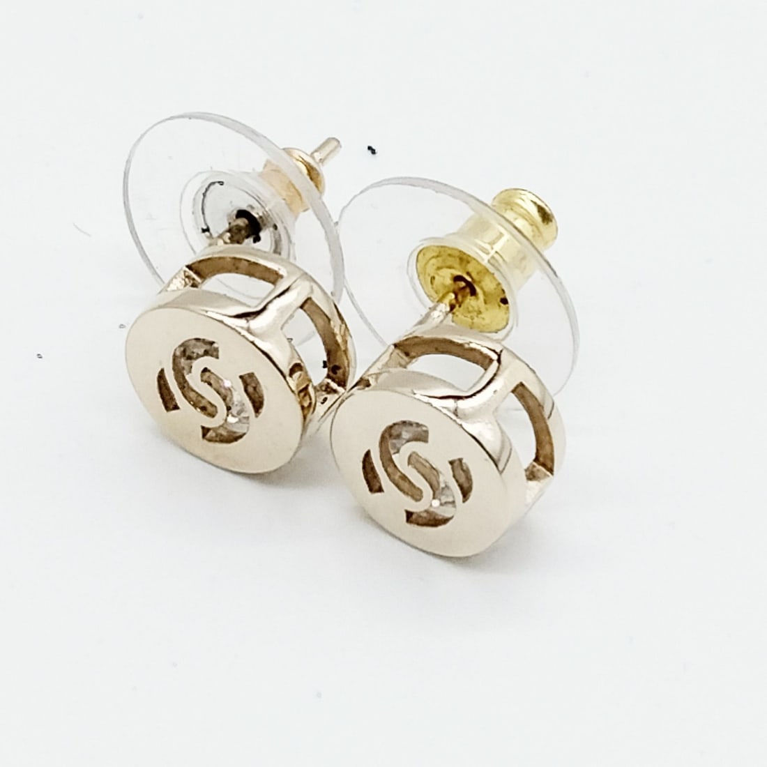 CHANEL PIERCED EARRING GOLD: Chanel Pierced Earring Gold Brand: Chanel Type: Pierced Earring Material: Metal, Color: Gold Size: Size : 0.8X0.8 Accessories: None Accessories Notice: When purchasing pre-owned goods, ple