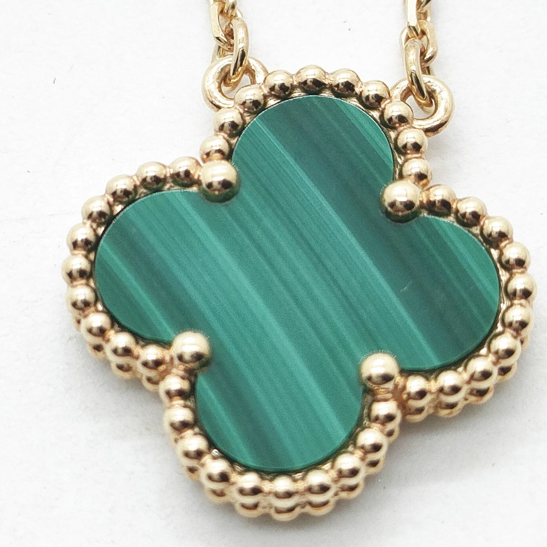 VAN CLEEF AND ARPELS NECKLACE ALHAMBRA GOLD: Van Cleef and Arpels Necklace Alhambra Gold Brand: Van Cleef and Arpels Type: Necklace Material: Gold, Main Stone/Creation Malachite Color: Yellow Gold Size: Pendant Size : 1.47X1.49 cm / 0.57X0.58 in