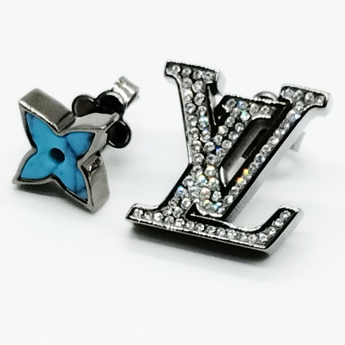LOUIS VUITTON PIERCED EARRING: Louis Vuitton Pierced Earring Brand: Louis Vuitton Type: Pierced Earring Material: Metal, Color: Silver Size: Size : 1.6x1.5 1.2x1.2 Accessories: None Accessories Notice: When purchasing p