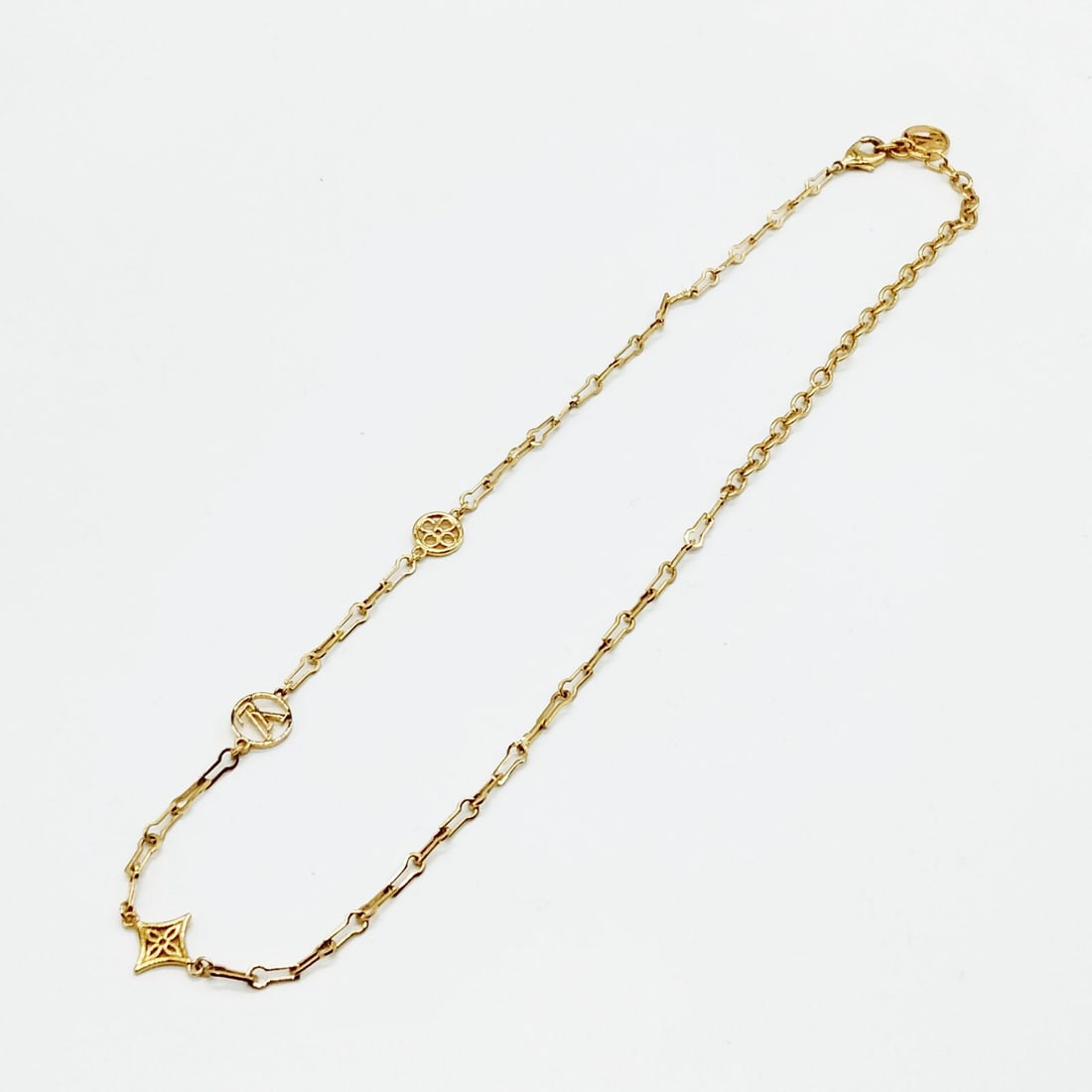 LOUIS VUITTON NECKLACE GOLD: Louis Vuitton Necklace Gold Brand: Louis Vuitton Type: Necklace Material: Metal, Color: Gold Size: Full Length : 46 cm (approx) Accessories: None Accessories Notice: When purchasing pre-owned goods,