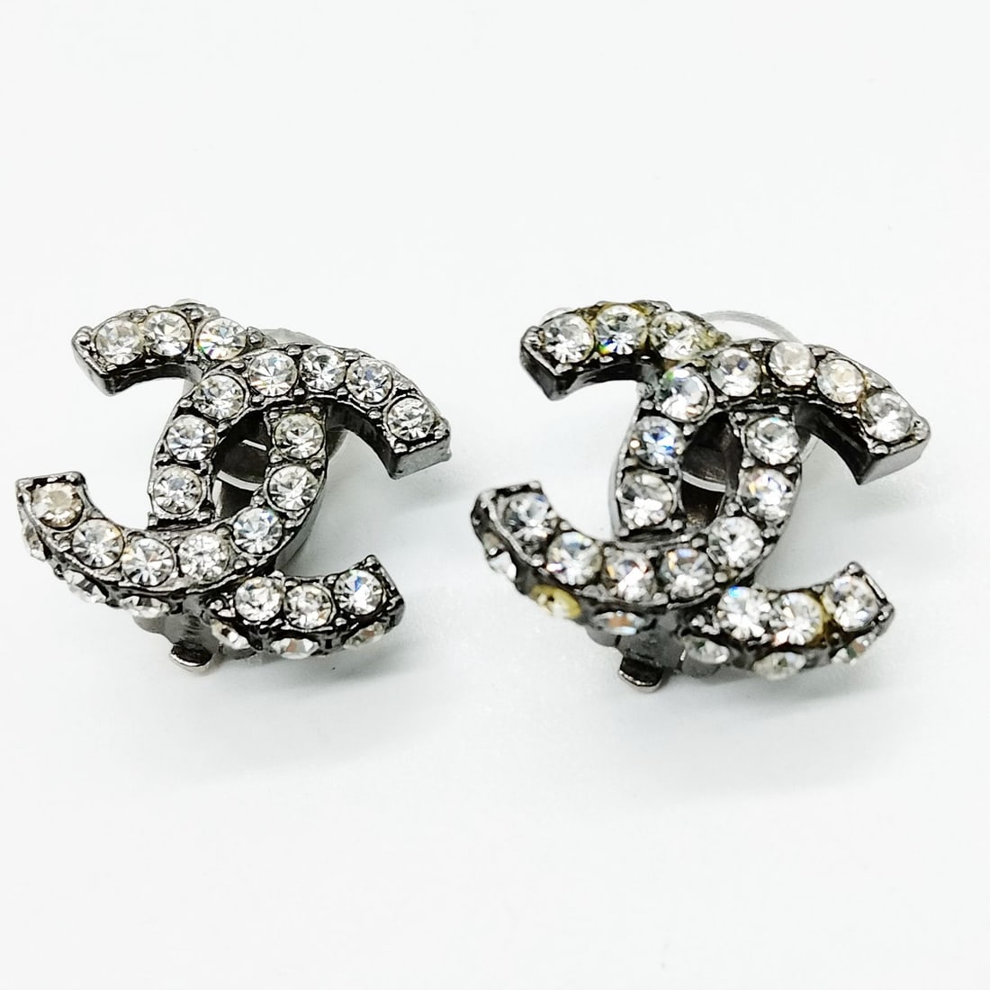CHANEL EARRING GRAYS: Chanel Earring Grays Brand: Chanel Type: Earring Material: Metal, Color: Grays Size: Size : 1.7x1.4 Accessories: None Accessories Notice: When purchasing pre-owned goods, please refer to the photos