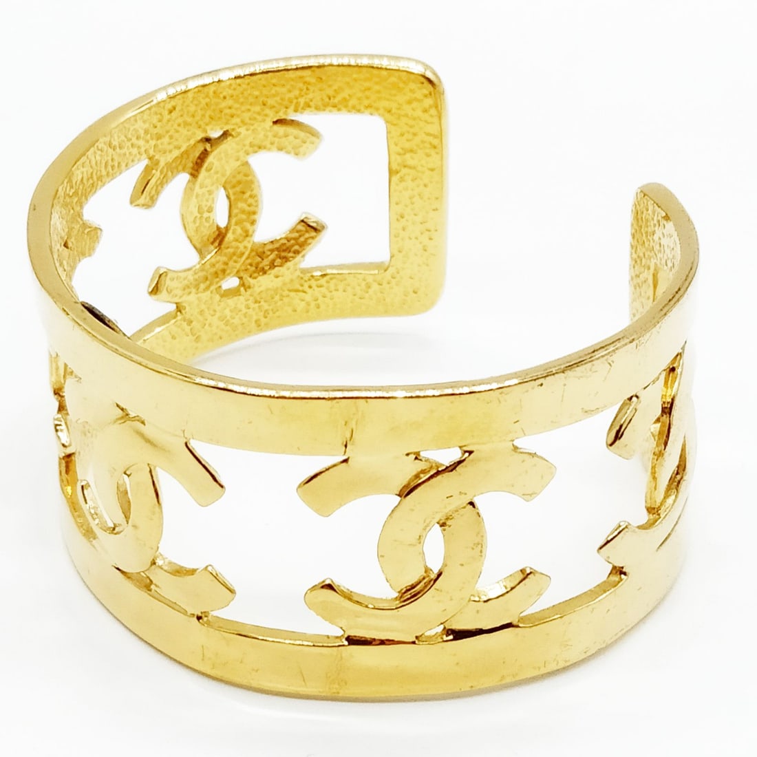 CHANEL BANGLE GOLD: Chanel Bangle Gold Brand: Chanel Type: Bangle Material: Metal, Color: Gold Size: Full Length : 14 cm (approx) Accessories: None Accessories Notice: When purchasing pre-owned goods, please refer to