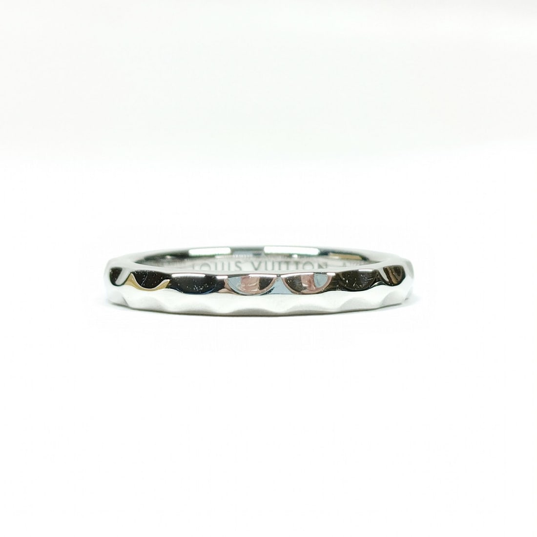 LOUIS VUITTON RING ALLIANCE MONOGRAM INFINI GOLD: Louis Vuitton Ring Alliance Monogram Infini Gold Brand: Louis Vuitton Type: Ring Material: Gold, Color: White gold Size: US 4 1/8 Accessories: None Accessories Notice: When purchasing pre-