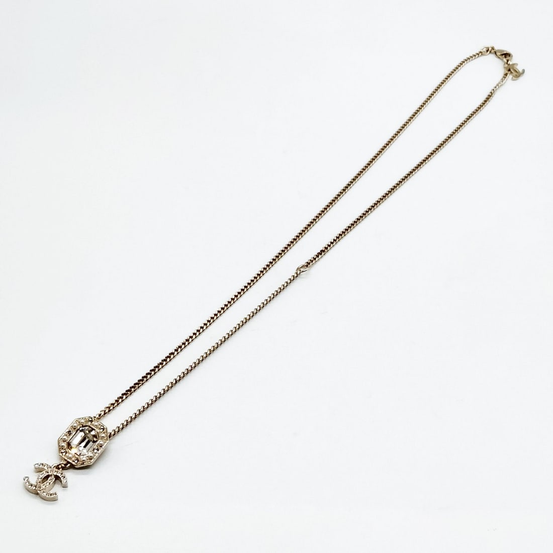 CHANEL PENDANT NECKLACE GOLD: Chanel Pendant Necklace Gold Brand: Chanel Type: Pendant Necklace Material: Metal, Color: Gold Size: Full Length : 59 cm (approx) Size : 1.5x3.2 Accessories: None Accessories Notice: When purchasing