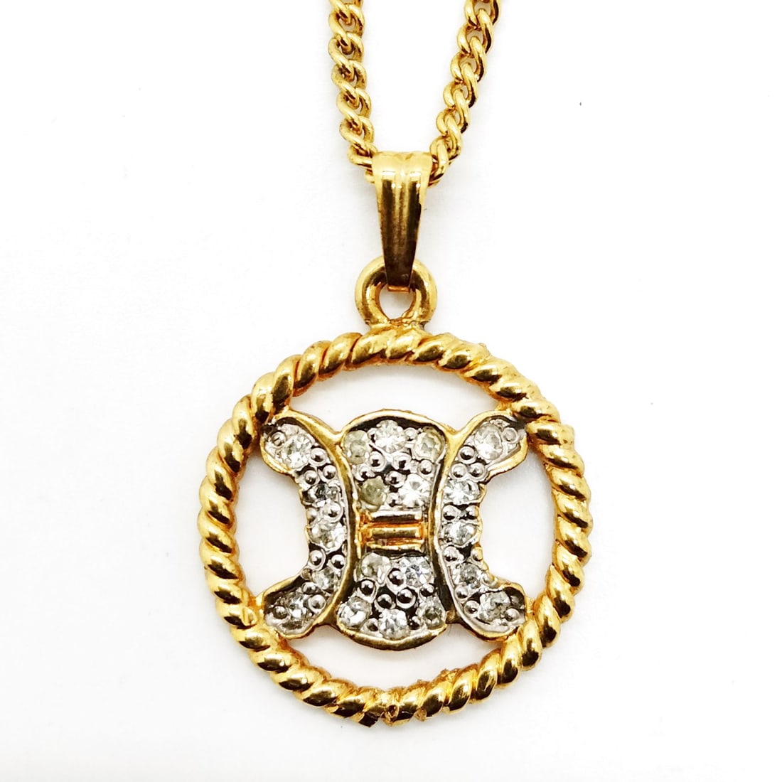 CELINE PENDANT NECKLACE GOLD: Celine Pendant Necklace Gold Brand: Celine Type: Pendant Necklace Material: Metal, Color: Gold Size: Full Length : 46 cm (approx) Size : 1.9x2.6 Accessories: None Accessories Notice: When purchasing