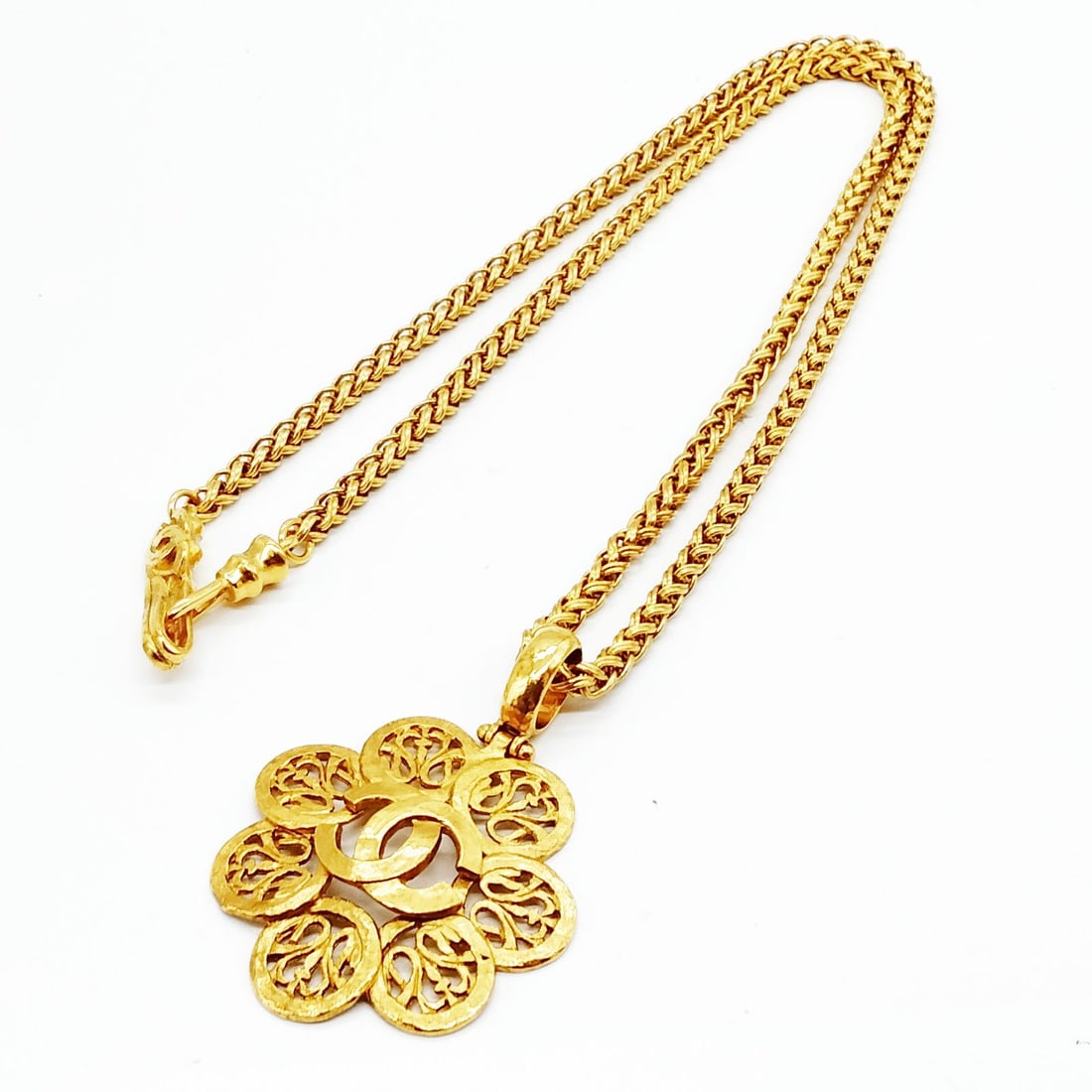 CHANEL PENDANT NECKLACE GOLD: Chanel Pendant Necklace Gold Brand: Chanel Type: Pendant Necklace Material: Metal, Color: Gold Size: Full Length : 78 cm (approx) Size : 5.2x7 Accessories: None Accessories Notice: When purchasing