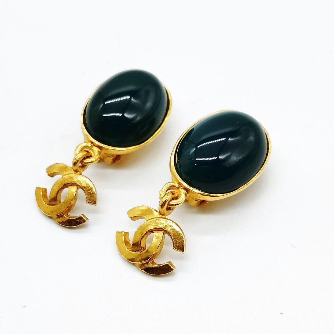 CHANEL EARRING GREENS GOLD: Chanel Earring Greens Gold Brand: Chanel Type: Earring Material: Metal, Color: Greens Size: Size : 1.5x3.7 Accessories: None Accessories Notice: When purchasing pre-owned goods, please refer to the