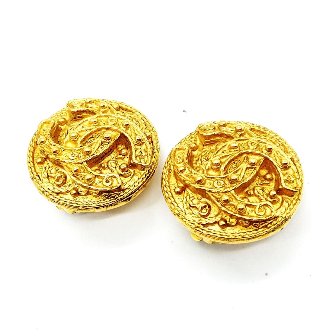 CHANEL EARRING GOLD: Chanel Earring Gold Brand: Chanel Type: Earring Material: Metal, Color: Gold Size: Size : 2.6x2.6 Accessories: None Accessories Notice: When purchasing pre-owned goods, please refer to the photos of