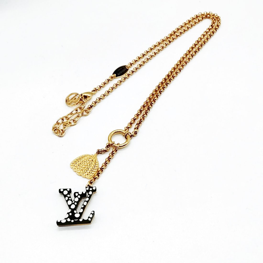 LOUIS VUITTON NECKLACE GOLD BLACK: Louis Vuitton Necklace Gold Black Brand: Louis Vuitton Type: Necklace Material: Metal, Color: Gold Size: Full Length : 53 cm (approx) Accessories: None Accessories Notice: When purchasing pre-owned