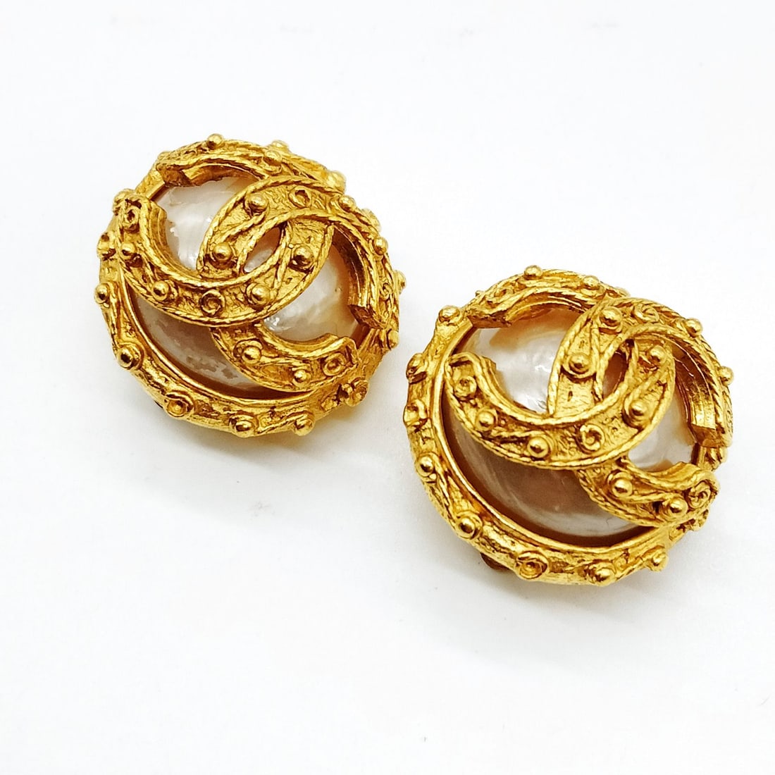 CHANEL EARRING GOLD WHITES: Chanel Earring Gold Whites Brand: Chanel Type: Earring Material: Metal, Color: Gold Size: Size : 2.4x2.4 Accessories: None Accessories Notice: When purchasing pre-owned goods, please refer to the
