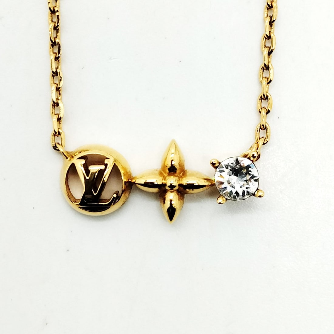 LOUIS VUITTON NECKLACE GOLD: Louis Vuitton Necklace Gold Brand: Louis Vuitton Type: Necklace Material: Metal, Color: Gold Size: Full Length : 40 cm (approx) Accessories: None Accessories Notice: When purchasing pre-owned goods,
