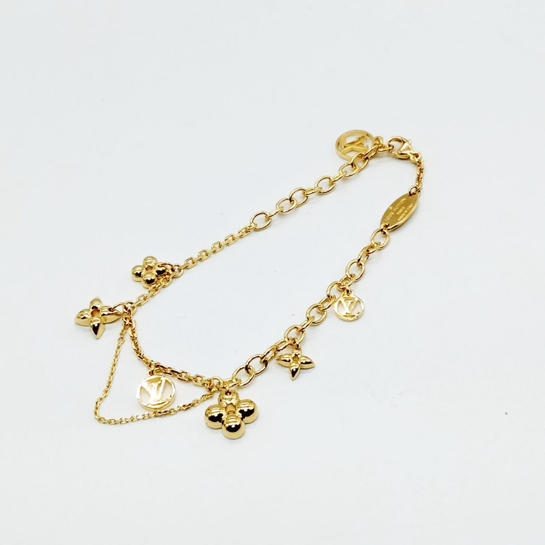 LOUIS VUITTON BRACELET GOLD: Louis Vuitton Bracelet Gold Brand: Louis Vuitton Type: Bracelet Material: Metal, Color: Gold Size: Full Length : 18.7 cm (approx) Accessories: None Accessories Notice: When purchasing pre-owned