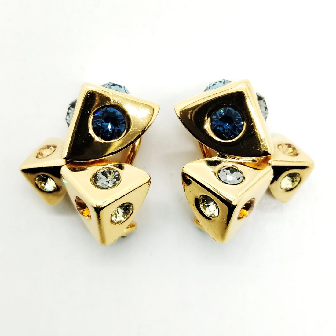 LOUIS VUITTON EARRING GOLD: Louis Vuitton Earring Gold Brand: Louis Vuitton Type: Earring Material: Metal, Color: Gold Size: Size : 2x2.3 Accessories: None Accessories Notice: When purchasing pre-owned goods, please