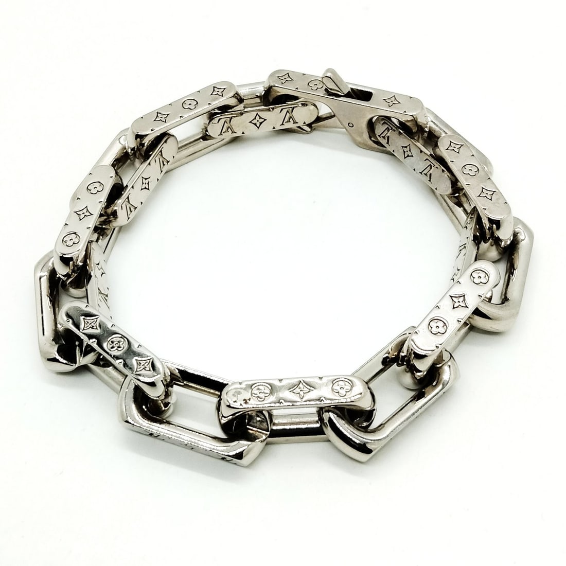 LOUIS VUITTON BRACELET SILVER: Louis Vuitton Bracelet Silver Brand: Louis Vuitton Type: Bracelet Material: Metal, Color: Silver Size: Full Length : 19 cm (approx) Accessories: None Accessories Notice: When purchasing pre-owned