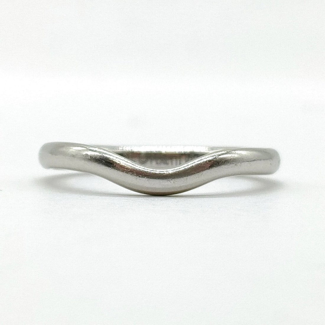 TIFFANY AND CO. RING CURVED BAND PERETTI PLATINUM: Tiffany and Co. Ring Curved band Peretti Platinum Brand: Tiffany and Co. Type: Ring Material: Platinum, Color: Platinum Size: US 5 3/4 Accessories: None Accessories Notice: When purchasing pre-owned
