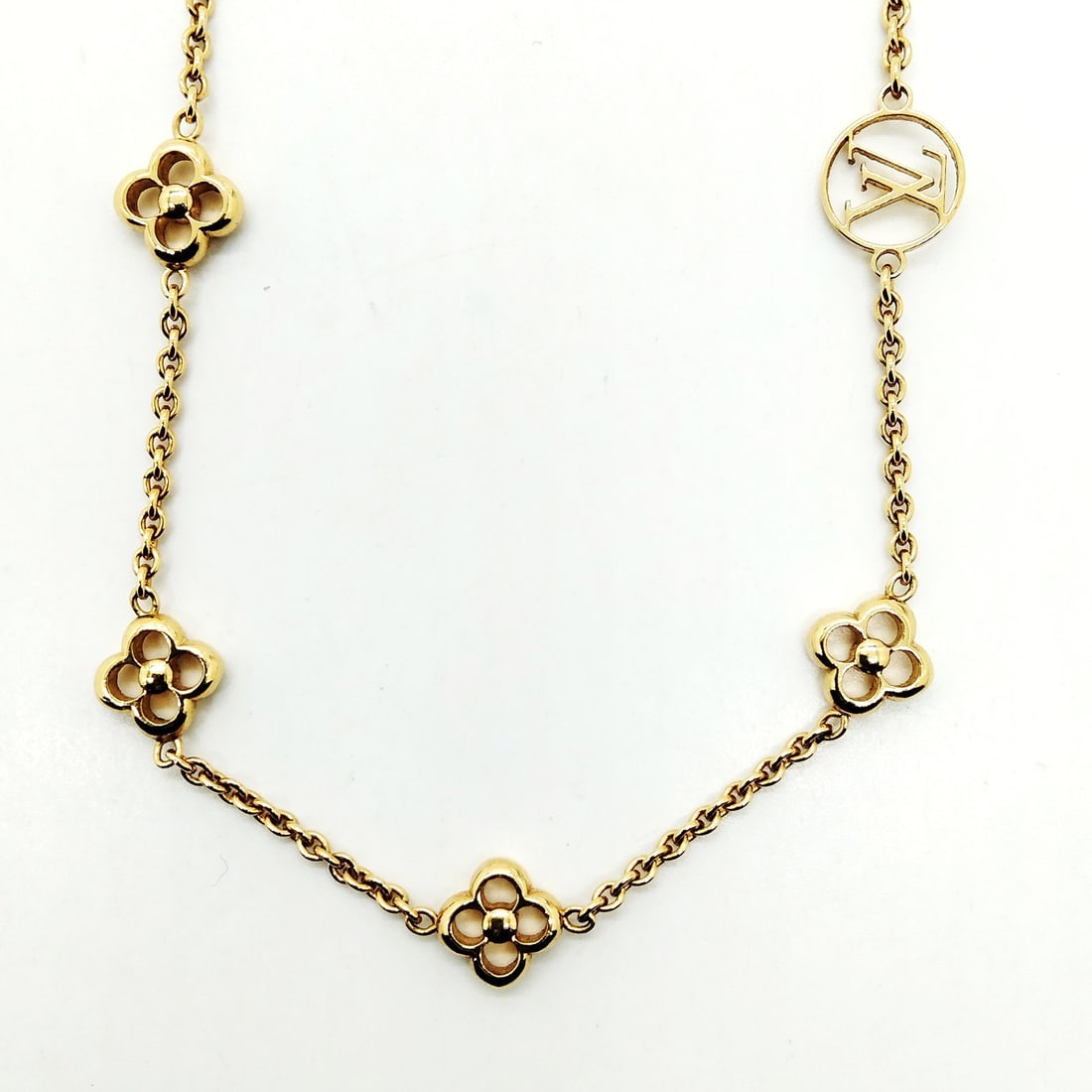 LOUIS VUITTON NECKLACE GOLD: Louis Vuitton Necklace Gold Brand: Louis Vuitton Type: Necklace Material: Metal, Color: Gold Size: Full Length : 44 cm (approx) Accessories: None Accessories Notice: When purchasing pre-owned goods,