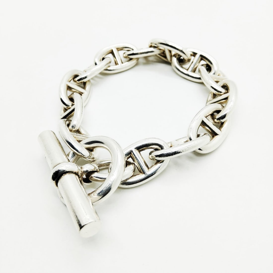 HERMES BRACELET SILVER 925: Hermes Bracelet Silver 925 Brand: Hermes Type: Bracelet Material: Silver 925, Color: Silver Size: Chain Size : 25 cm / 9.84 inch Accessories: None Accessories Notice: When purchasing pre-owned goods,