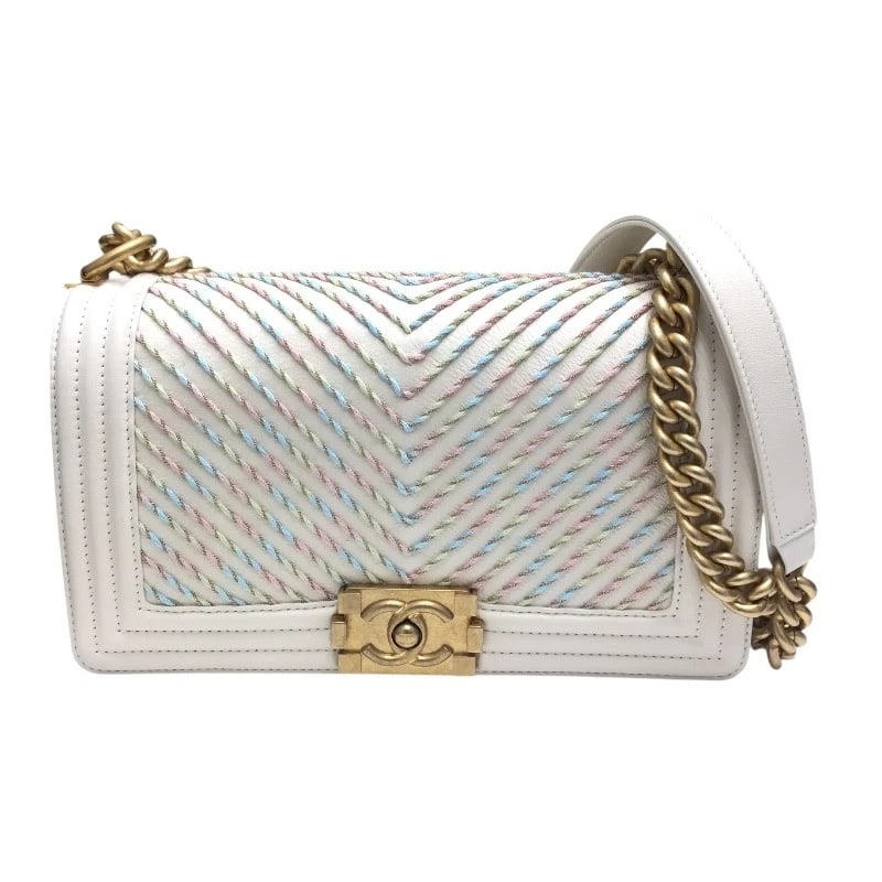 CHANEL BOY CHANEL 25 V STITCH SHOULDER BAG: CHANEL Boy Chanel 25 V stitch Shoulder Bag Brand: CHANEL Type: Shoulder Bag Material: Calfskin Color: white Size: W26cm x H15cmx D8cm W10.2 x H5.9x D3.1inch Accessories: None Accessories N