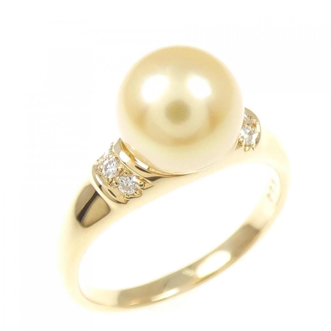 TASAKI AKOYA PEARL RING: Tasaki Akoya Pearl Ring Brand: TASAKI Type: Ring Material: K18 yellow gold, Main Stone/Creation Akoya PearlSecondary Stone Diamond Color: Yellow Gold Size: US 5 3/4 Accessories: None Accessories
