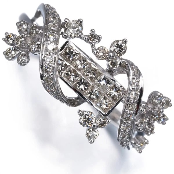 DIAMOND FLOWER PRINCESS-CUT RING 18K 750 WHITE GOLD: Diamond Flower Princess-cut Ring 18K 750 White Gold Brand: Unbranded Type: Ring Material: 18K / 750 / White Gold, Main Stone/Creation NATURAL Color: white Gold Size: US 6.5 - 6.75 Accessories: None