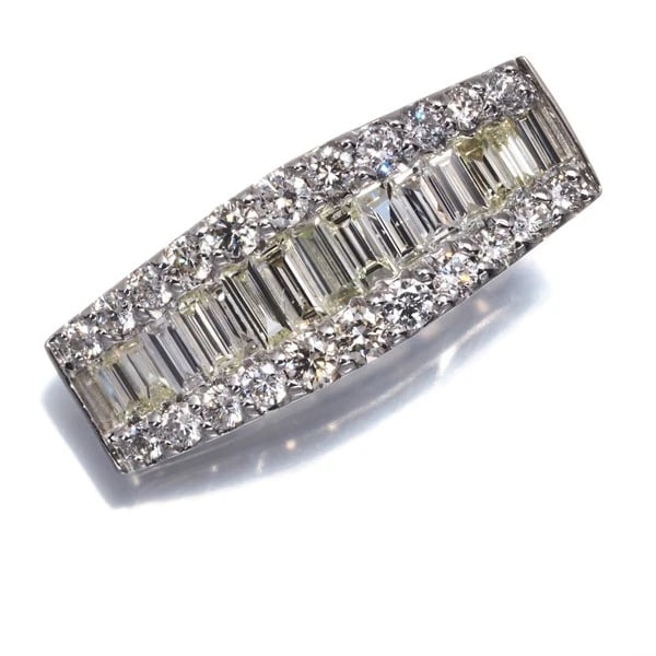 DIAMOND TAPERED-CUT PENDANT 950 PLATINUM: Diamond Tapered-cut Pendant 950 Platinum Brand: Unbranded Type: Pendant Material: 950 / Platinum, Main Stone/Creation NATURAL Color: Silver Size: Design size: 20.9 x 7.8mm Bail inner diameter: 3.5 x 1